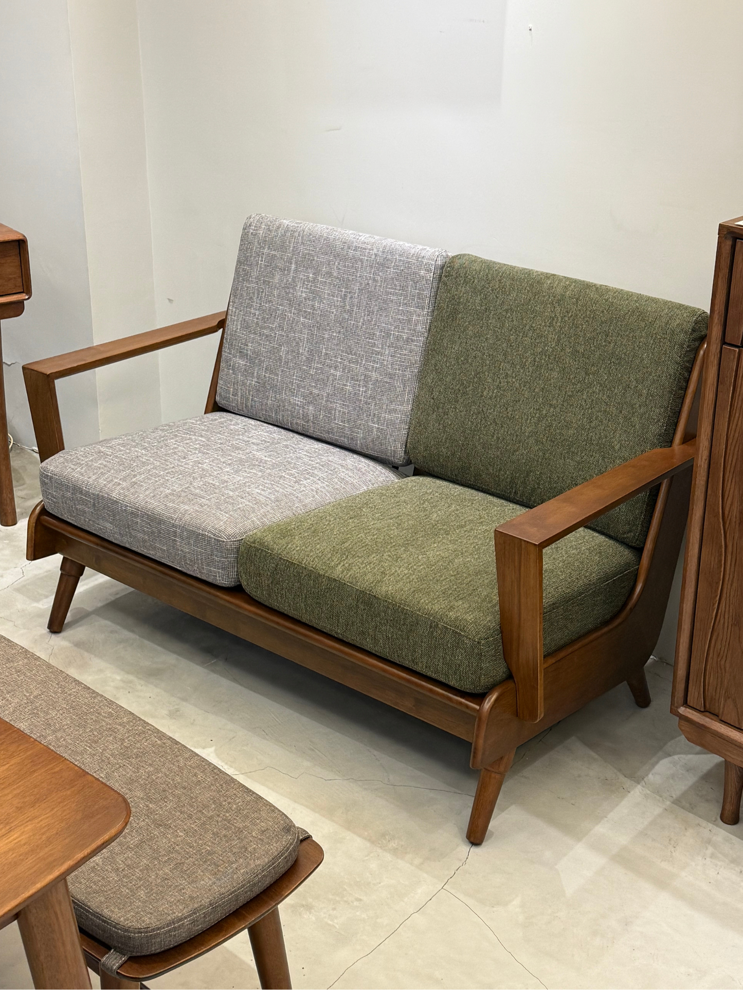 VARIETY Sofa 06 實木梳化（單座/2座/3座）- 胡桃木色